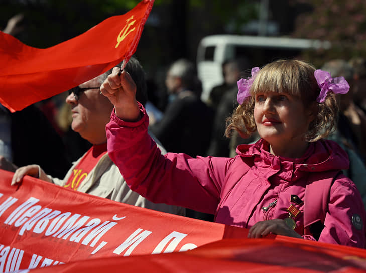 Встреча депутатов Госдумы с жителями Москвы в сквере возле памятника Карлу Марксу на Театральной площади