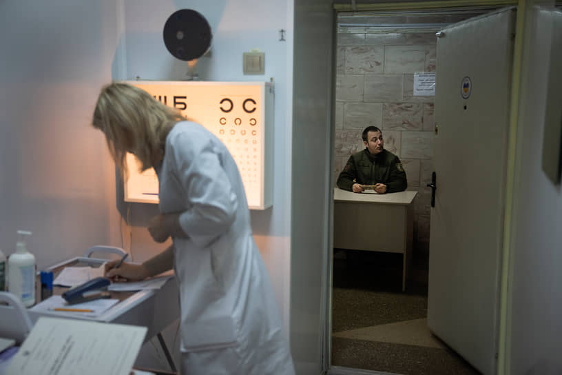 Власти Украины запретили женщинам-медикам трудоустраиваться без постановки на учет в территориальном центре комплектования, сообщила Судебно-юридическая газета Украины со ссылкой на постановление кабмина