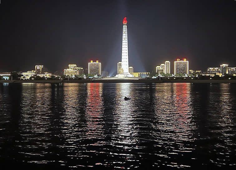Мемориал «Башня идей Чучхе» на берегу реки Тэдонган