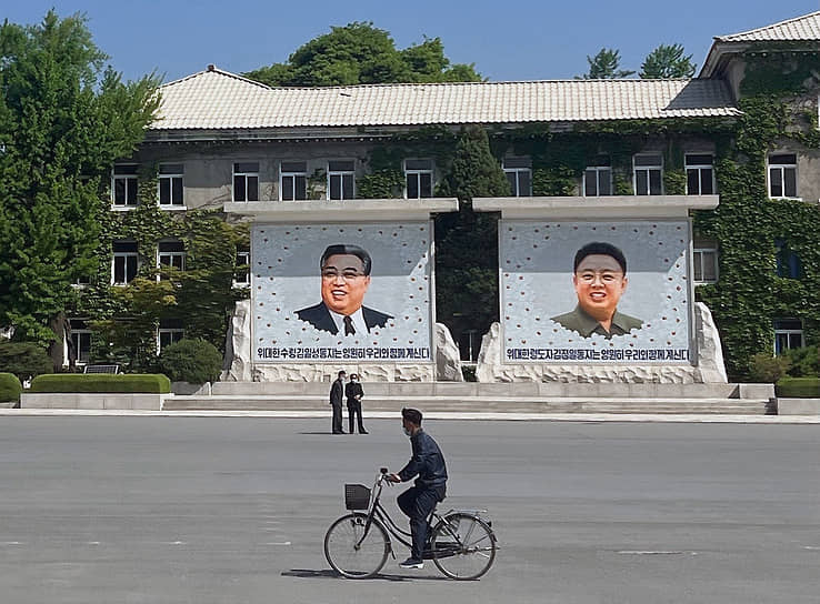 Машины в Пхеньяне — это привилегия, доступная немногим. Поэтому особой популярностью пользуются велосипеды

