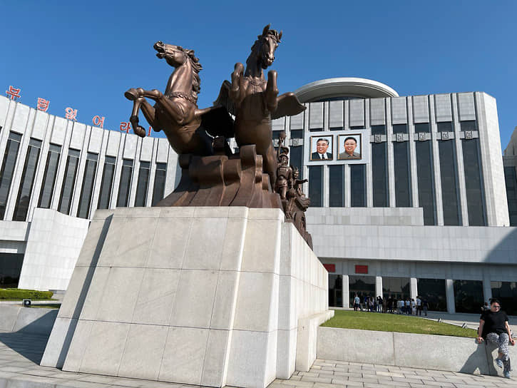 Памятник у Дворца пионеров в Пхеньяне