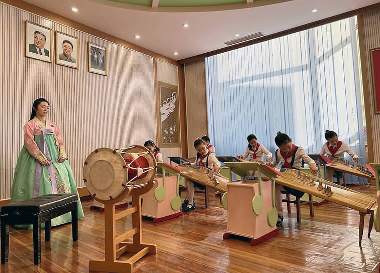 Школьницы во время обучения игре на народных инструментах