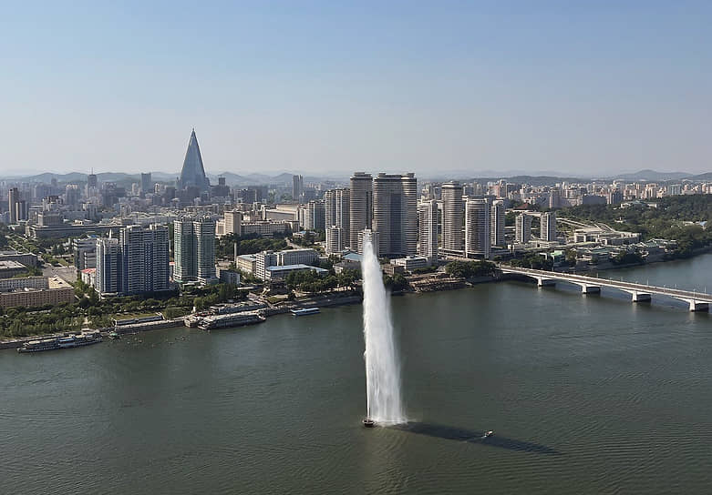 Фонтан на реке Тэдонган в Пхеньяне
