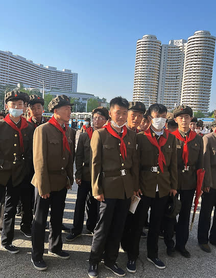 Молодые люди на улице Пхеньяна