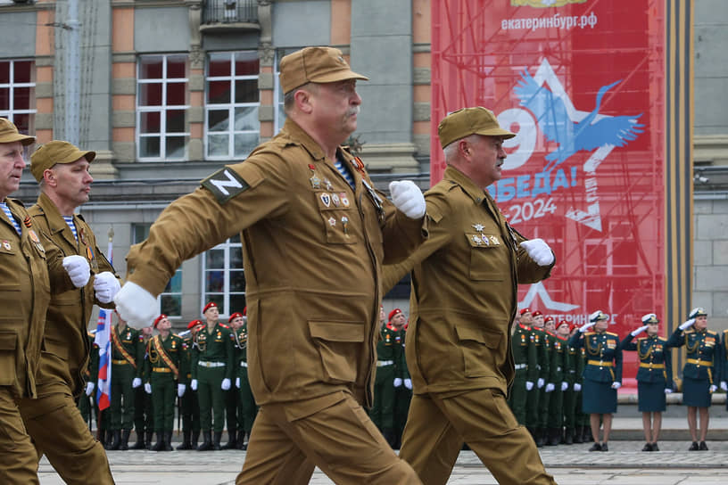 Военные маршируют по площади 1905 года в Екатеринбурге 