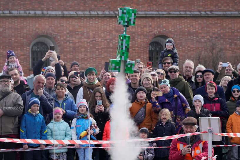 Санкт-Петербург, Россия. Горожане наблюдают за запуском модели ракеты в форме Крипера, вымышленного существа из Minecraft, во время празднования 62-й годовщины первого полета человека в космос, 2023 год