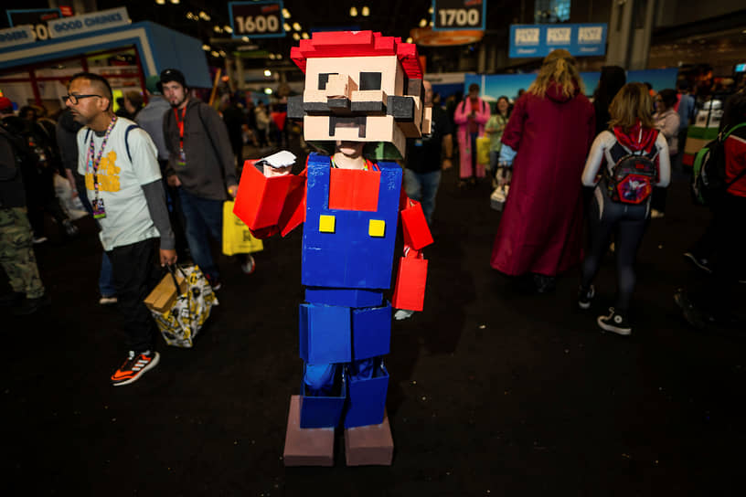 Нью-Йорк, США. Посетитель тематической выставки Comic-Con в костюме Супер Марио в стиле Minecraft, 2023 год