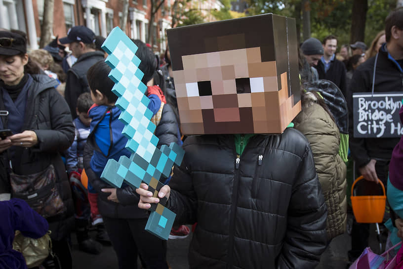 Нью-Йорк, США. Ребенок, одетый персонажем из Minecraft, на детском параде в честь Хэллоуина в парке Вашингтон-сквер в районе Манхэттен, 2015 год