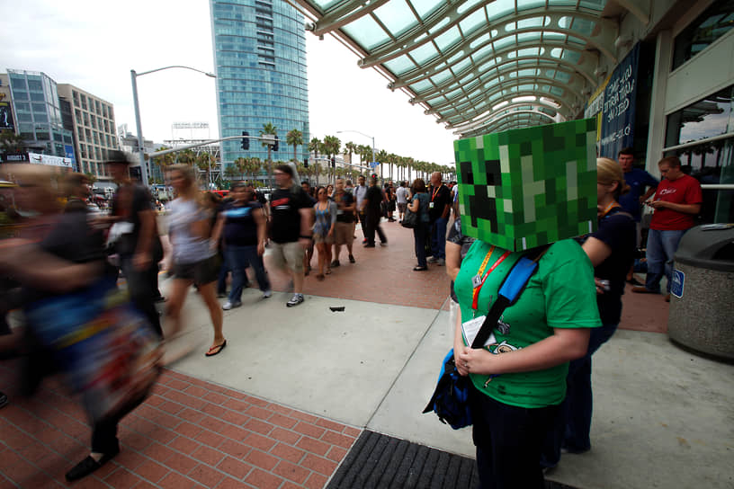 Сан-Диего, США. Женщина, одетая в костюм Крипера из Minecraft, на международном тематическом фестивале Comic-Con, 2012 год
