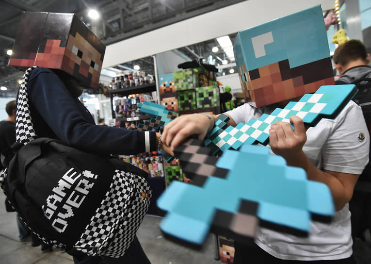 Москва. Посетители в костюмах персонажей из игры Minecraft на международной выставке интерактивных развлечений «ИгроМир-2016»