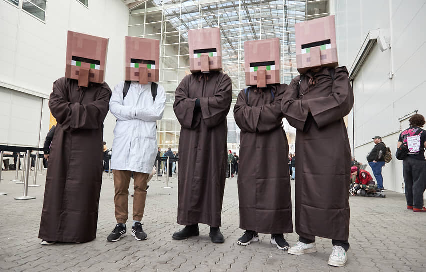 Гамбург, Германия. Посетители на игровой выставке Polaris Convention в костюмах деревенских жителей из компьютерной игры Minecraft, 2023 год