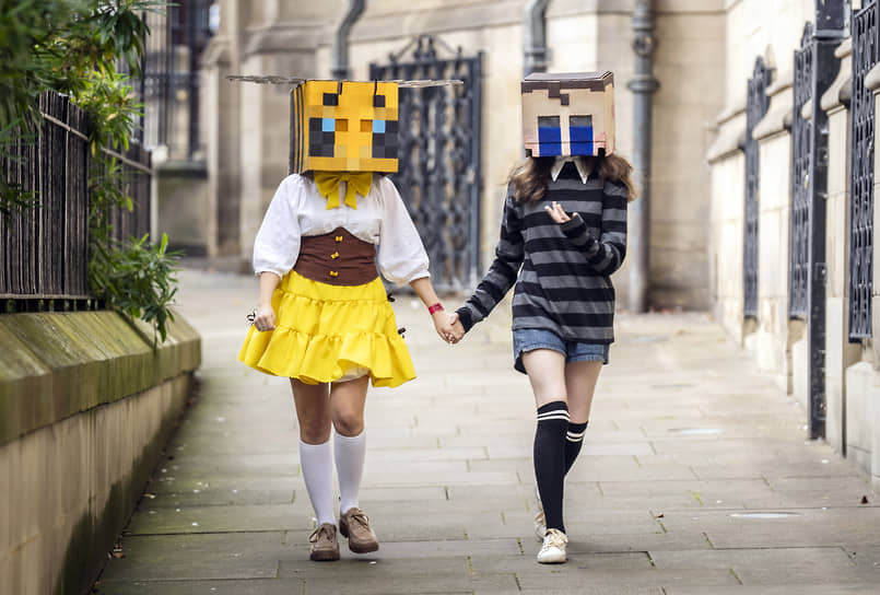 Шеффилд, Великобритания. Посетители на выставке аниме и компьютерных игр в костюмах пчелы из Minecraft (слева) и плачущего ребенка из игры «Пять ночей у Фредди 4», 2023 год
