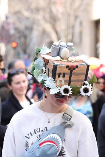 Нью-Йорк, США. Человек в головном уборе в стиле Minecraft на пасхальном параде шляп, 2024 год