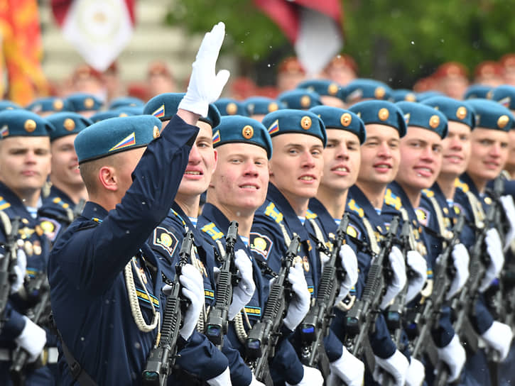 Десантники проходят строем по Красной площади