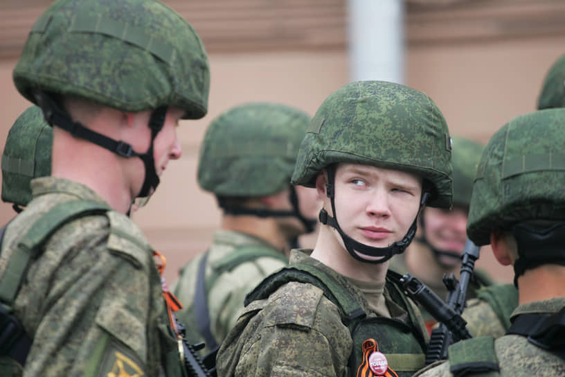 Участниками парада в Нижнем Новгороде стали бойцы Московского военного округа, сотрудники Росгвардии, МЧС России, ФСИН, курсанты Нижегородской академии МВД, кадеты, юнармейцы, казаки