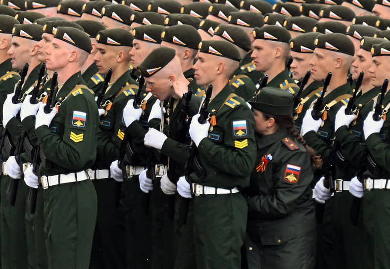 Москва. Парадный расчет военнослужащих на Красной площади