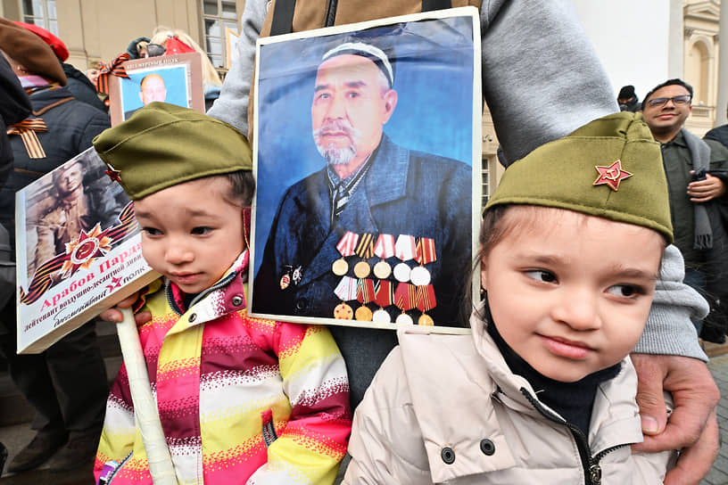 Москва. Дети с портретами ветеранов во время празднования 79-й годовщины Победы в Великой Отечественной войне