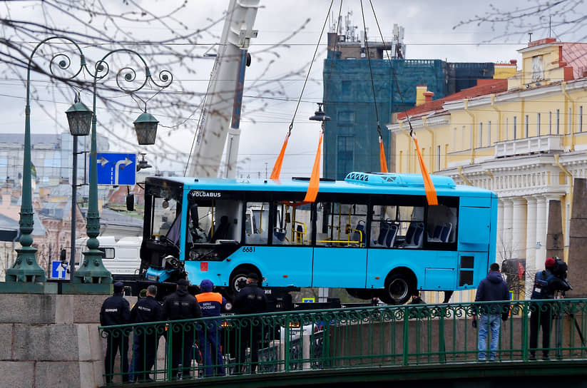 Санкт-Петербург. Экстренные службы поднимают из реки Мойки пассажирский автобус, который рухнул в воду с Поцелуева моста 