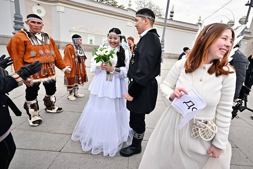 Открытие фестиваля ознаменовалось массовой свадебной церемонией: одновременно на ВДНХ заключили брак более 150 пар