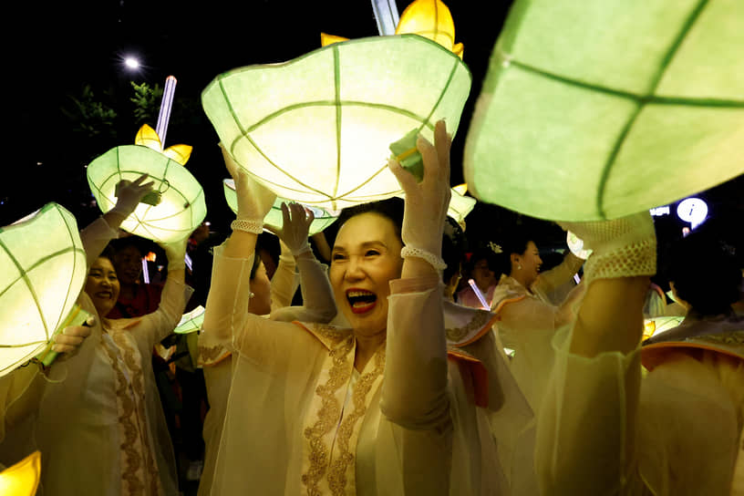 Сеул, Южная Корея. Буддисты на фестивале лотосовых фонарей