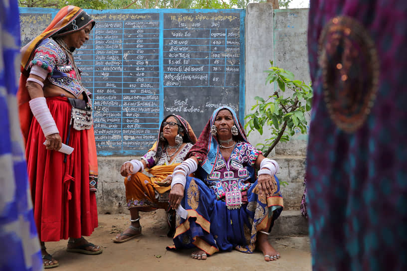 Рангаредди, Индия. Женщины местного племени на избирательном участке в ходе четвертого этапа всеобщих выборов в Индии