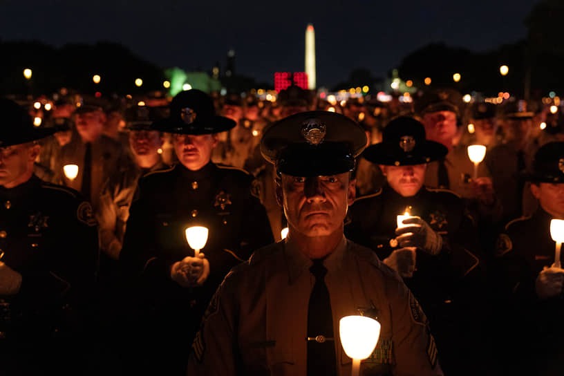 Вашингтон. Сотрудники правоохранительных органов держат горящие свечи в память о погибших в 2023 году сослуживцах в рамках Недели национальной полиции  