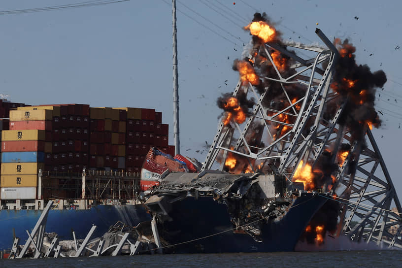 Балтимор, США. Обрушившийся автомобильный мост взрывают, чтобы вытащить контейнеровоз Dali