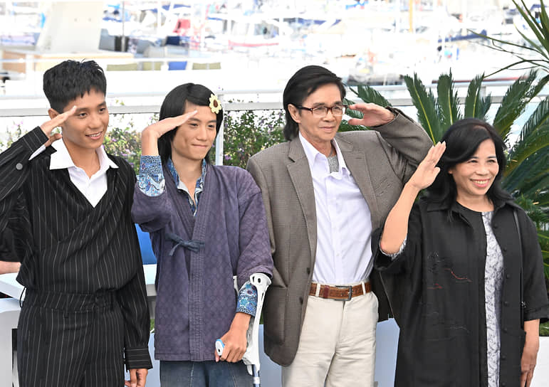 Слева направо: актеры Дао Дуй Бао Динь, Фам Тхань Хай, Ле Вьет Тунг и Нгуен Тхи Нга