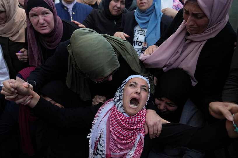 Западный берег реки Иордан. Похороны палестинца, погибшего во время столкновения с израильскими силами в городе Аль-Бир