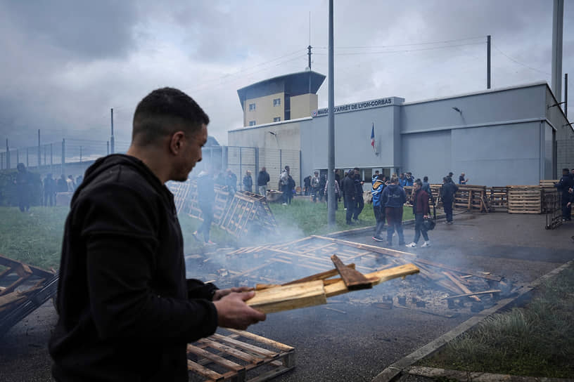 Лион, Франция. Сотрудники местной тюрьмы на акции протеста после гибели охранников фургона с заключенными