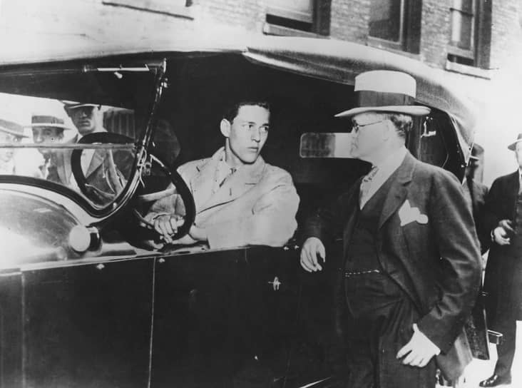 Ричард Леб за рулем автомобиля, в котором было совершено убийство. Рядом с ним окружной прокурор Роберт Кроу