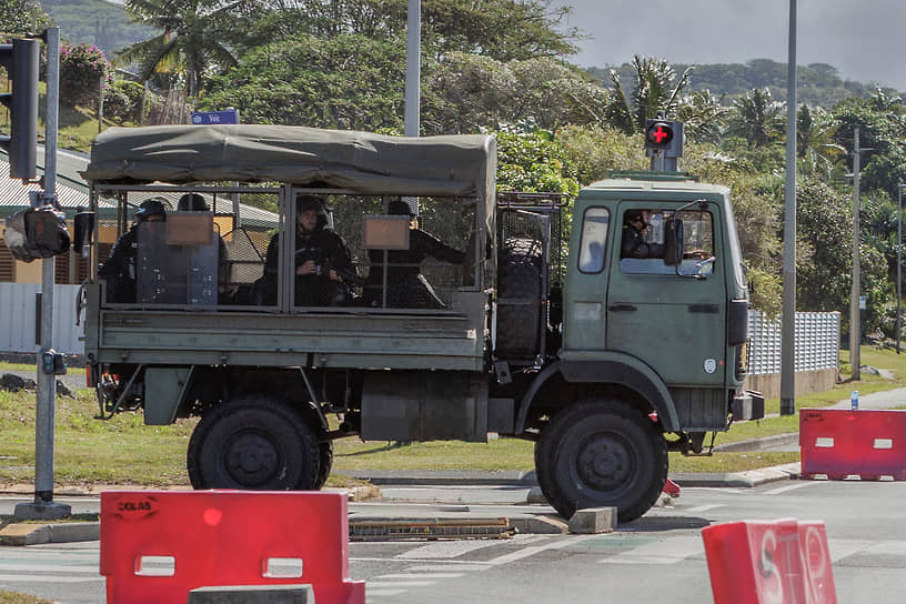 Позднее премьер-министр Франции Габриэль Атталь объявил о вводе войск в Новую Каледонию. По его словам, французские военные задействованы для обеспечения безопасности портов и аэропорта острова