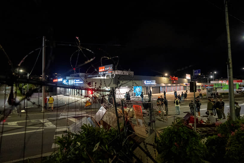 Местные жители блокируют дорогу в административном центре Новой Каледонии Нумеа