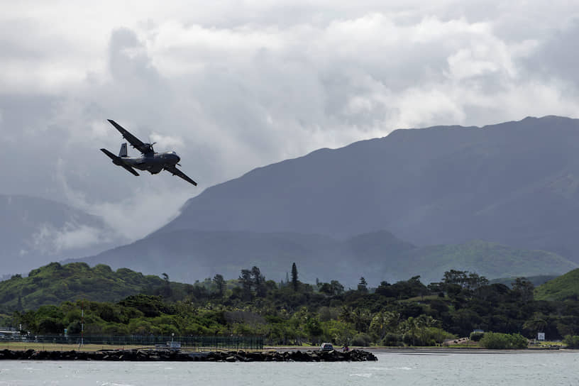 Нумеа, Новая Каледония. Самолет с французскими военными прибывает в аэропорт для обеспечения безопасности острова, где действует режим чрезвычайной ситуации из-за беспорядков