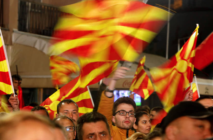 Сторонники пришедшей в Северной Македонии к власти партии ВМРО-ДПМНЕ на избирательном митинге в апреле 2024 года