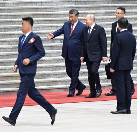 Владимир Путин (третий слева) и председатель КНР Си Цзиньпин (второй слева) во время рабочей поездки президента России  в Китай
