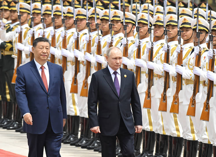 Председатель КНР Си Цзиньпин (слева) и президент России Владимир Путин во время официальной встречи в Пекине