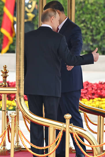 Президент России Владимир Путин (слева) и председатель КНР Си Цзиньпин