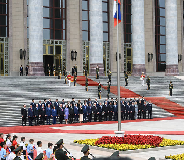Российская делегация встречает президента Владимира Путина перед Домом народных собраний на площади Тяньаньмэнь в Пекине 