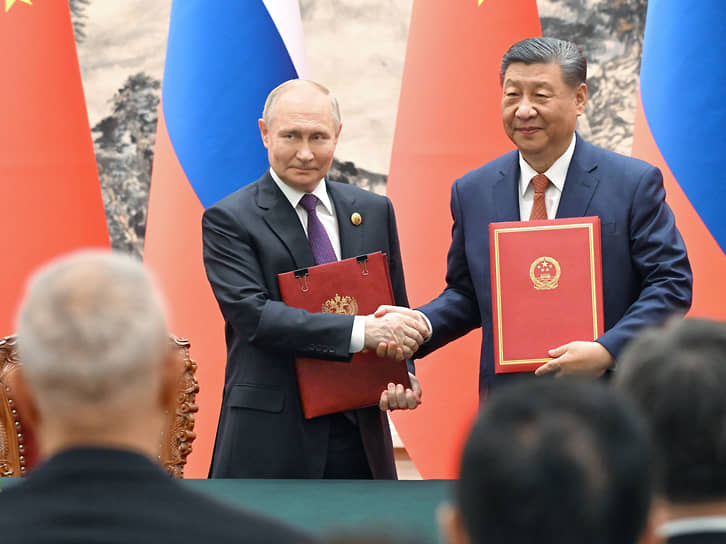 Президент России Владимир Путин (слева) и председатель КНР Си Цзиньпин во время официальной встречи в Пекине

