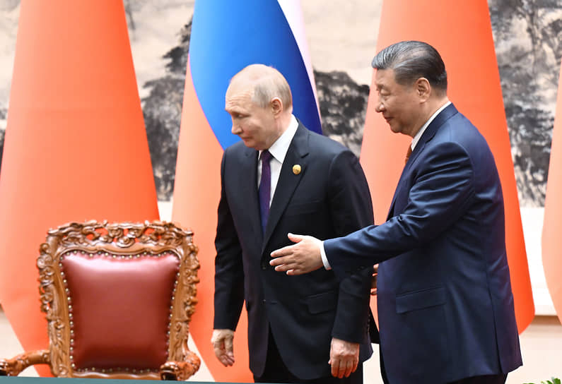 Президент России Владимир Путин и председатель КНР Си Цзиньпин во время встречи в Доме народных собраний в Пекине (16 мая 2024 года)