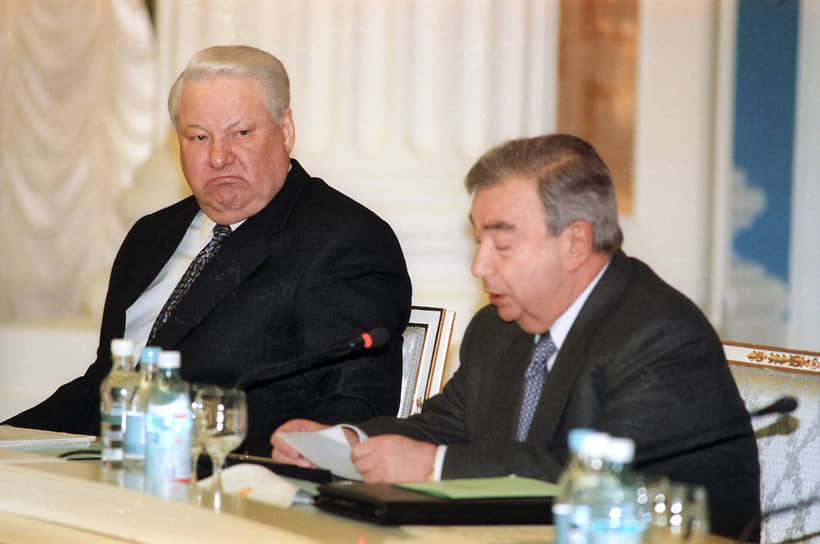 Президент России Борис Ельцин и премьер-министр Евгений Примаков (справа) на встрече в Кремле в мае 1999 года
