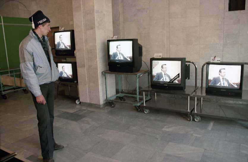 На телевизорах транслируется экстренное заседание Съезда народных депутатов, где обсуждается вопрос об импичменте президента Бориса Ельцина в марте 1993 года