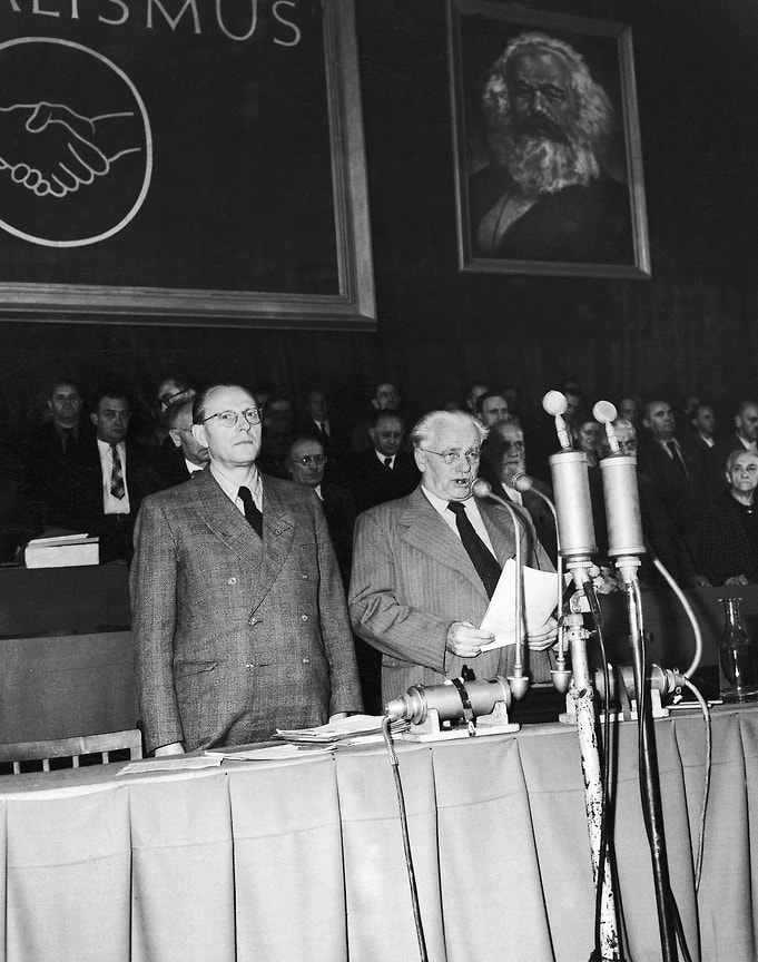 «Они,— говорил Вильгельм Пик И. В. Сталину,— были бы рады, если бы союзников удалить из Берлина» (на фото, слева направо: Отто Гротеволь и Вильгельм Пик)