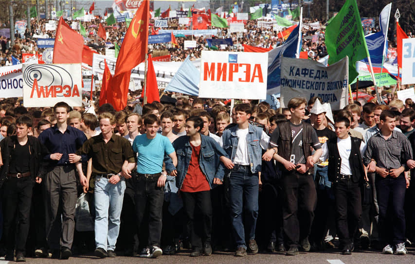 Демонстрация студентов и сторонников КПРФ после заявления Геннадия Зюганова о том, что партия поддержит инициативу об импичменте президента, 20 мая 1998 года