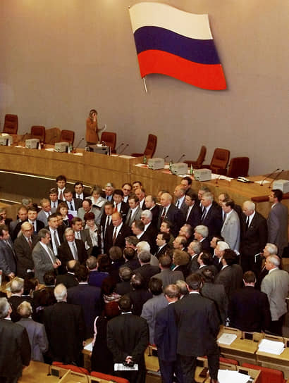 Лидер коммунистов Геннадий Зюганов (в центре) выступает перед членами своей фракции во время слушаний по импичменту