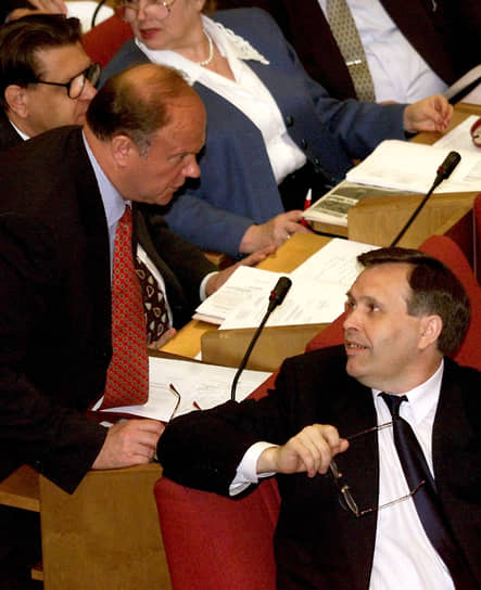 Лидер КПРФ Геннадий Зюганов разговаривает с коммунистом Виктором Илюхиным (справа) на второй день дебатов по импичменту президента, 14 мая 1999 года