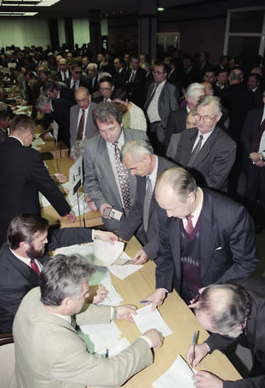 Депутаты Госдумы получают бюллетени для голосования по каждому из пяти пунктов обвинения против Бориса Ельцина, 15 мая 1999 года