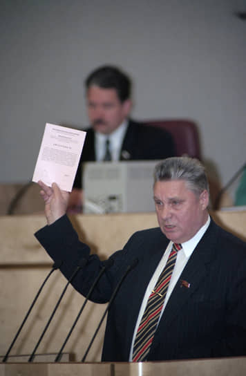 Председатель Счетной комиссии Игорь Братищев показывает бюллетень для голосования 