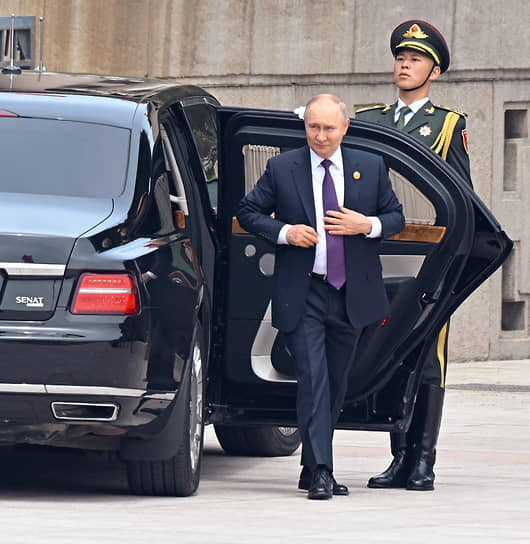 Пекин. Владимир Путин на церемонии официальной встречи у Дома народных собраний на площади Тяньаньмэнь